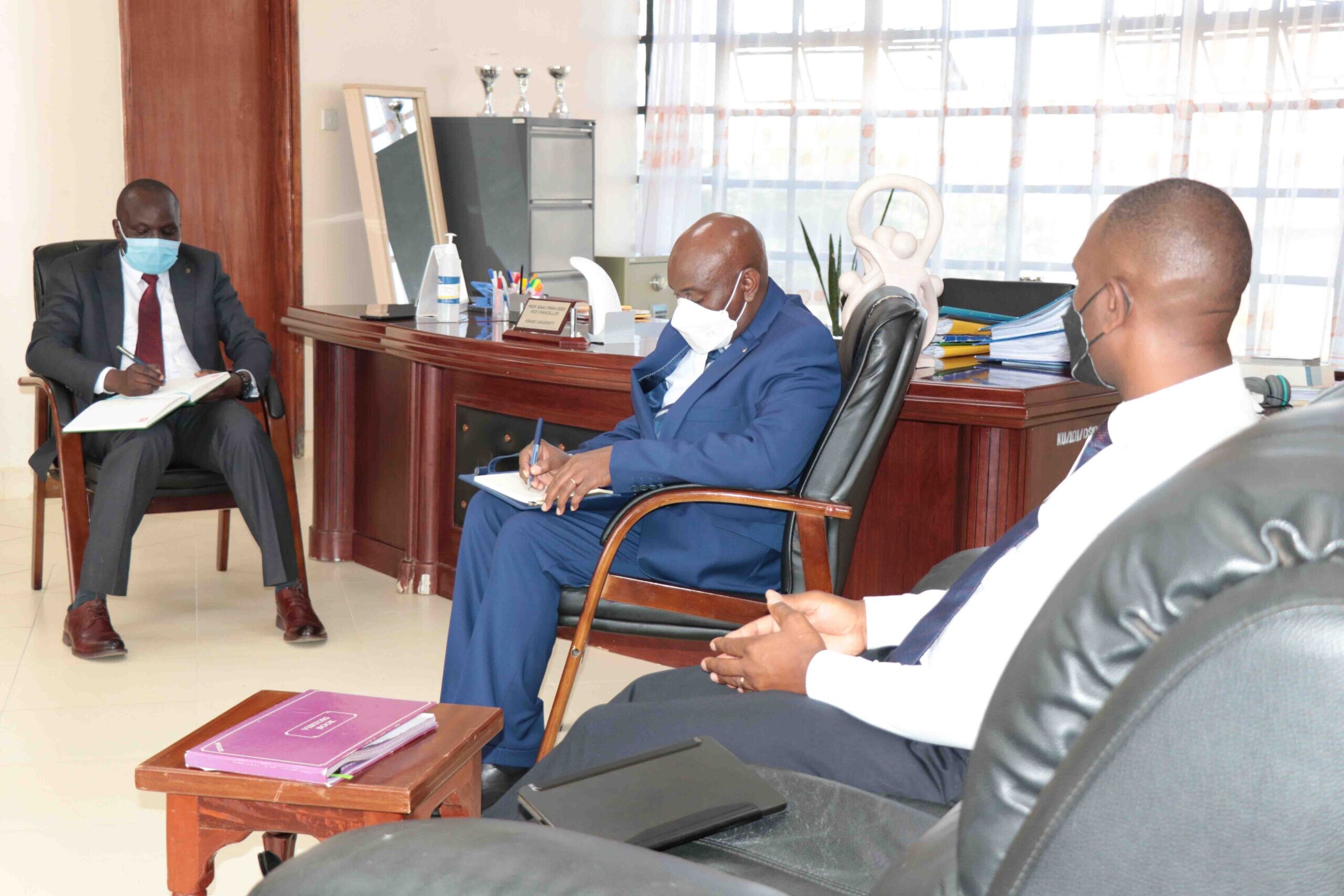 KCB-Bank-Managers-Pay-a-Courtesy-Call-on-the-Vice-Chancellor04